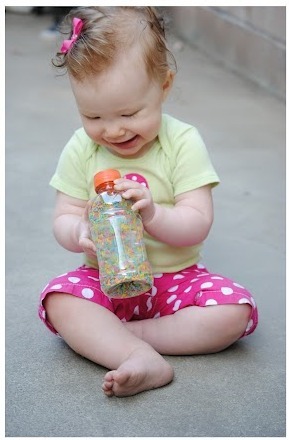 Baby com as garrafas sensoriais (1)